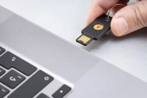 Jeton OTP matériel YubiKey